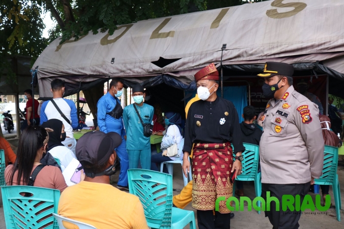 Wabup Kepulauan Meranti dan Kapolres tinjau Gerai vaksin Presisi di taman Cikpuan Selatpanjang